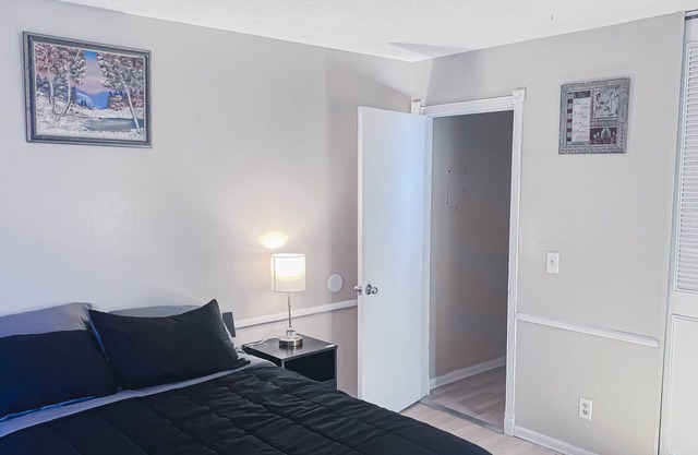New! 20% off-Uptown Charm - Quiet Condo + Free Parking next to Attractions