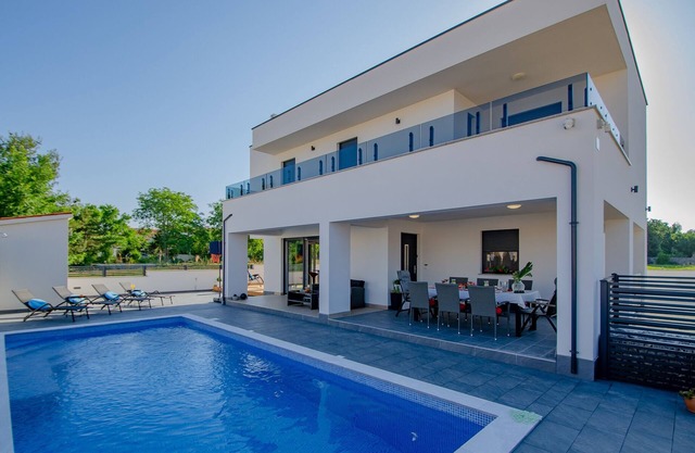 NEW 2022 - Exclusive Villa with private pool! 1 km from the beach!