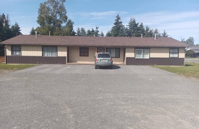 NEW 2025 SUBARU CAR RENTAL INCLUDED! Minutes from Kenai River. 2 bed 1 bath.