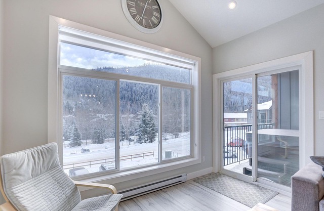 New 2Bd 2Bth , Ski/Ski Out Condo with Private Hot Tub!