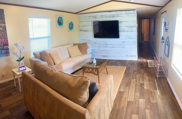 New! 3/2 House: 10 min beach, 50 min Space Center