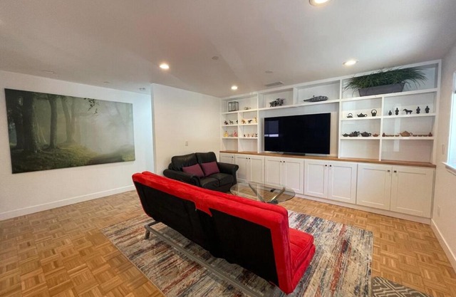 New 3-BR guesthouse with free parking on prem