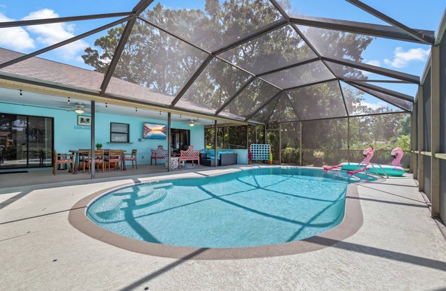 New! 4 Bedroom w/Private Heated Pool! Pool Table! 4 TVs