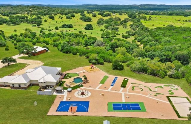 * NEW 5 STAR HILL COUNTRY RETREAT *
