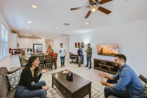 NEW - 5BR Home 20 min from Phoenix - AT