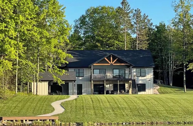 New 6 bedroom Lake Front Home- Theatre Room- Poker - FirePit- Kayak/Paddleboards
