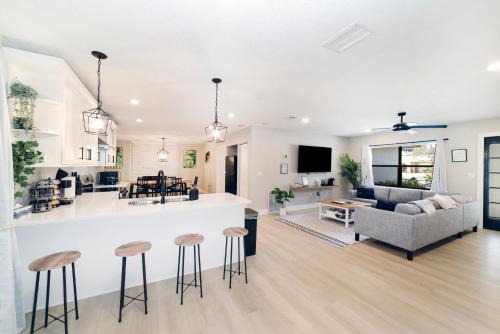 New 6min to 3 Sister Springs, Spacious, Fun with Game Room