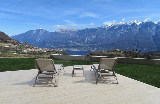 New apartment in small reality with large terrace overlooking Lake Garda/Monti