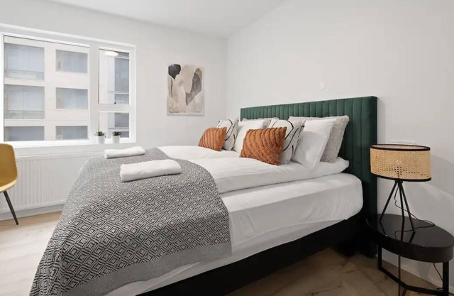 New Apt. Near Smáralind Mall With Private Parking