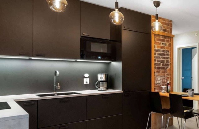 New Apt with heated flooring, fast WI-FI - smart-TV!