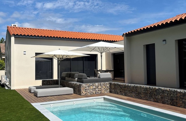 NEW ARCHITECT-DESIGNED VILLA WITH SWIMMING POOL