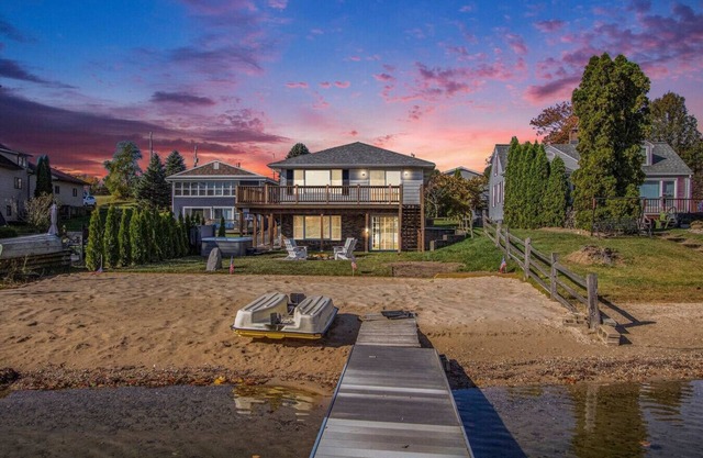 New Beach front 5bd in Sister Lakes w/Hot tub