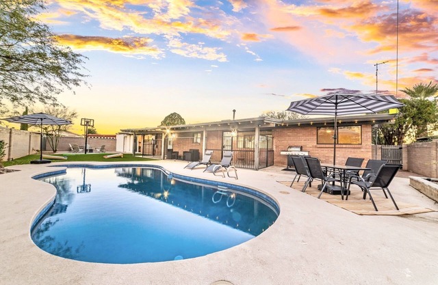 NEW Beautiful, Spacious Tucson OASIS 4BD/2.5BA, 11 Guests