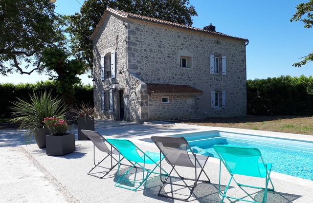 NEW: Beautiful stone house with fireplace and swimming pool