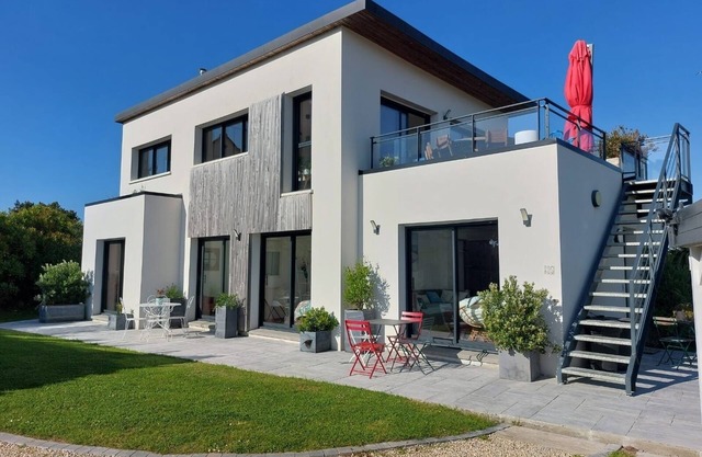 New, bright, spacious house. 150 m from the beach and 400 m from the port. 8 beds