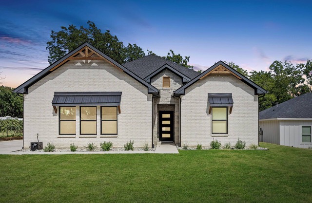 New Build - 2 Ensuite King Bedrooms - Starlink WiFi + Roku TVs - Walking Trails