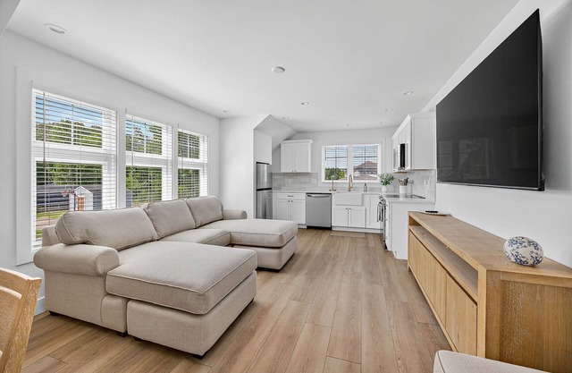 New Build- Carriage House. 1 bedroom, den, kitchen. Half mile to ND. Sleeps 4/5