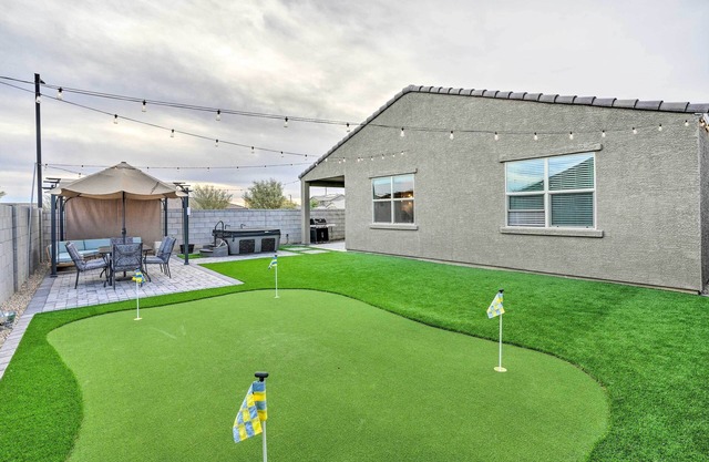 New-Build Glendale Home w/Hot Tub + Putting Green
