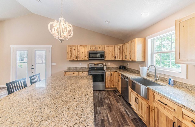 NEW BUILD!- Lakeway Getaway- within minutes of local marina. Pet friendly!
