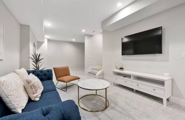 New Build- Luxury Spacious Home- 3 Living rooms Safe neighborhood w/kids park.