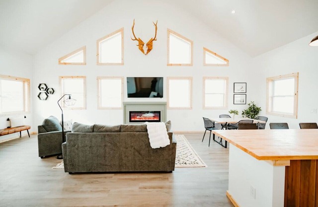 New Cabin I Game Room I King Beds I Mountains