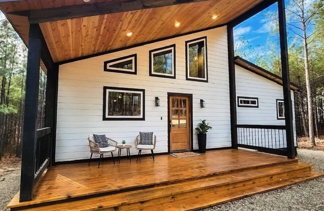 New Cedar Stillness 1+ Bed Sleeps 6, Hot Tub & More.