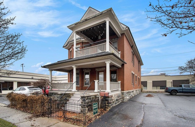 NEW Charming 2nd Floor Victorian Flat in Downtown Kalamazoo