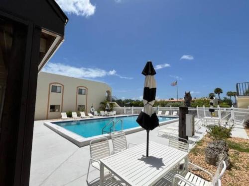 NEW condo! Just 15 min to Ft Myers and Sanibel beach! Great Location!