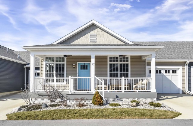 New Construction Villa w/pool in charming Lakeside Marblehead