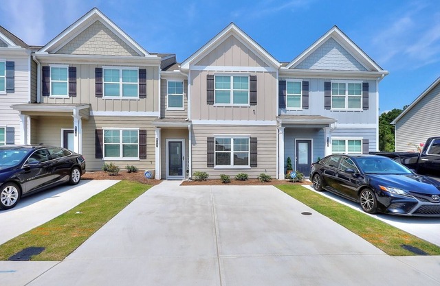 New construction 3 bedroom townhouse 11min from Hartsfield Atlanta Airport.