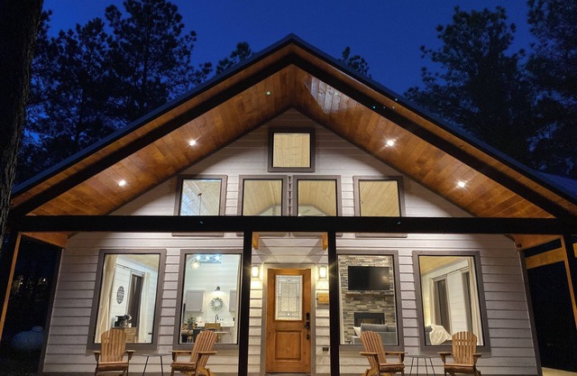 NEW Couples Luxury Cabin/Fireplace/Hot Tub/Fully Stocked Kitchen/Covered Patio