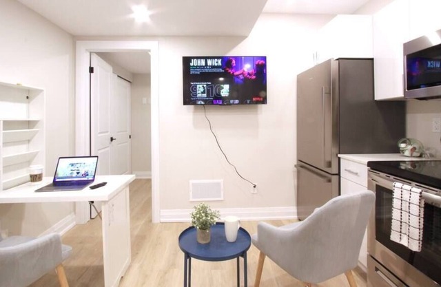 NEW Cozy 1BR w/ Kitchen Smart TV Wi-Fi in Hamilton