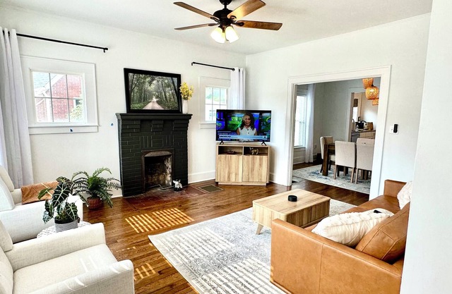 NEW! Cozy downtown 3/2 home w/ king bed. Close to Red River Gorge, Berea, Lex