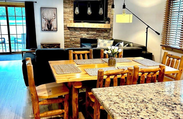 NEW ! COZY , RUSTIC 2-bedroom townhome Near STARVED ROCK !