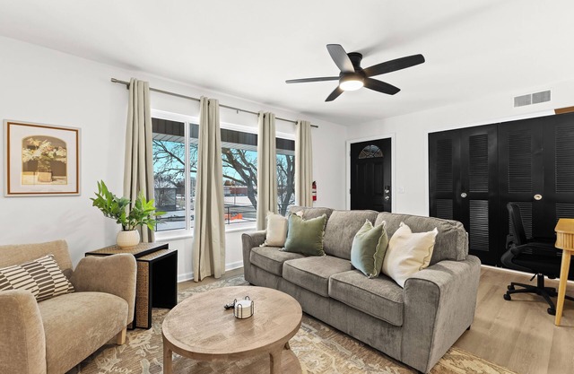 New! Cozy Upper Flat | King Bed | Central Location