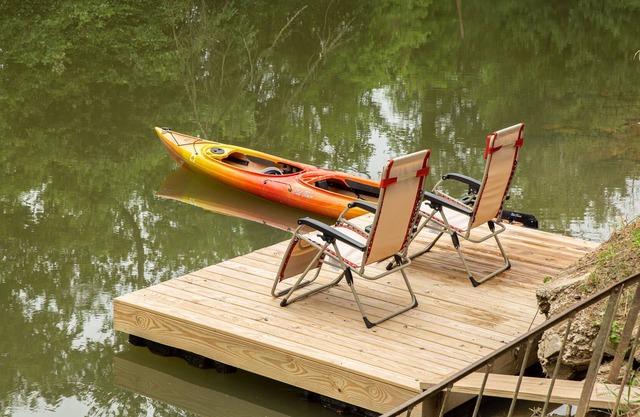 New! Creekside Cottage ~ Double Kayak ~ Dreamy Getaway for 2