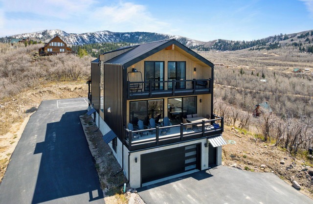 NEW! Custom Modern Mountain Retreat, Hot Tub, Pickleball Court, 360deg Views, Sleeps 18