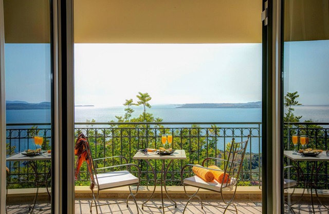 * NEW FOR 2016* Exclusive 1 bedroom King Suite with pool and amazing views