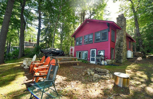 New for 2025! Pet-Friendly Lakeside Retreat on Peaceful Thomas Pond!