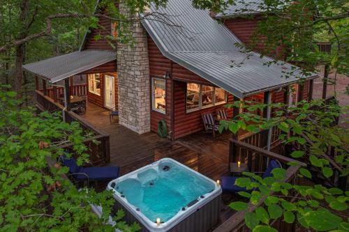 NEW Forest Sanctuary with Hot Tub Firepit & Creek