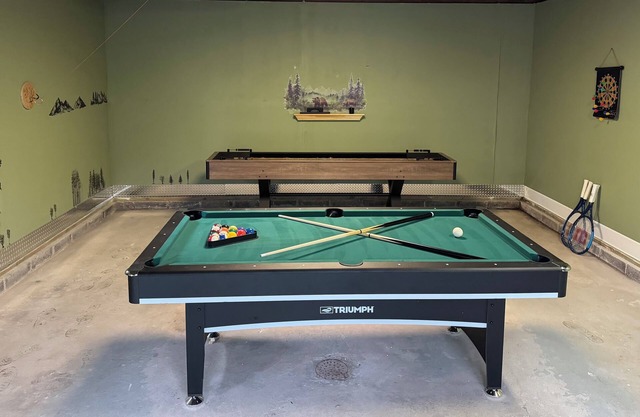 NEW Game Room, fire pit, hot tub, 5 lakes, 2 pools!