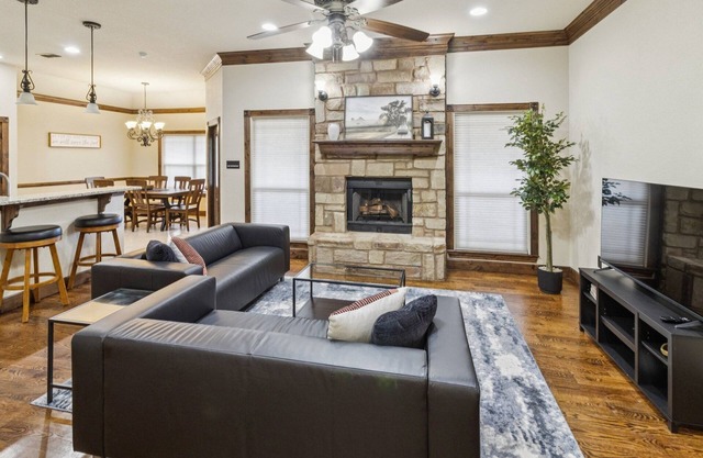 NEW! Gorgeous 4BR Dakota Springs Home
