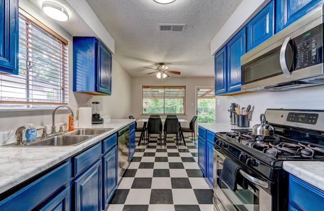 NEW! Happy Hollow- w/3 King Beds + Ping-Pong/Movie Room