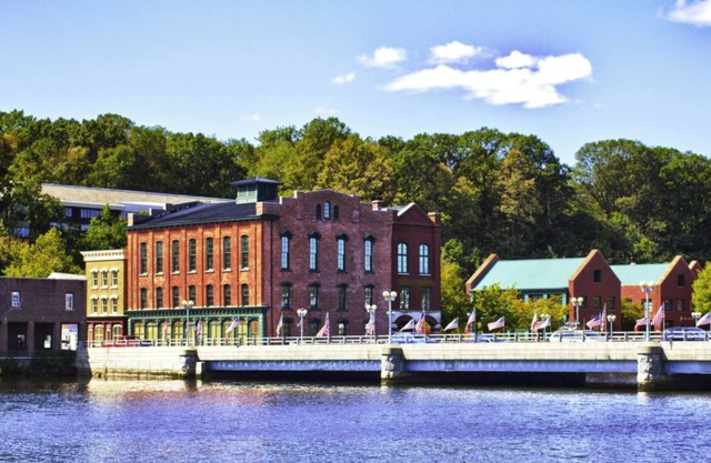 New HighEnd 2 bedroom condo in Charming Westport with fitness room/Walk to town