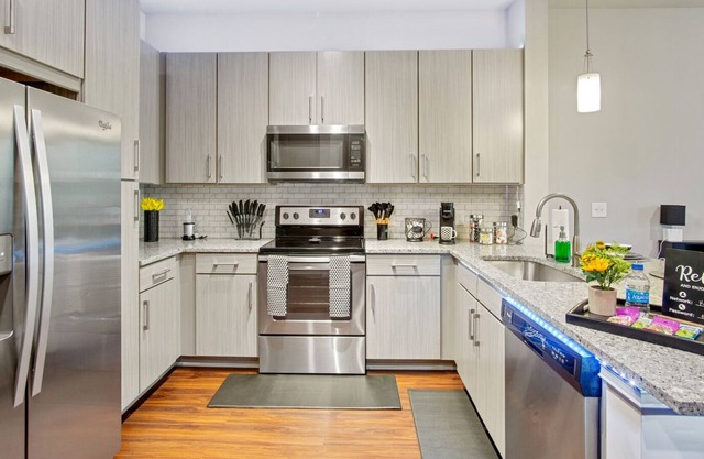 *New Holiday Discount* Near downtown w/ Free Parking !!