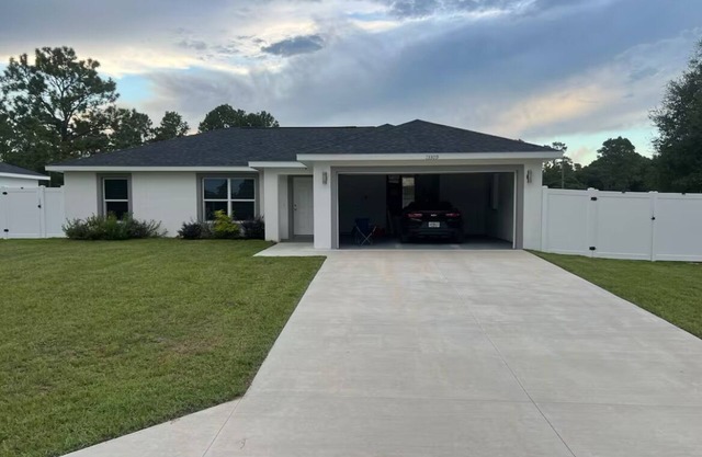 New home, lake park less then 1min. The World Equestrian Center 15 minutes away.