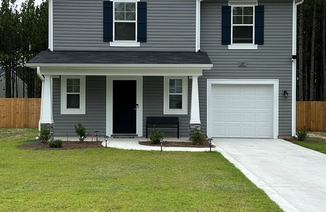 New home w/private fenced yard by Carolina Horse Park. 20 min to Pinehurst.