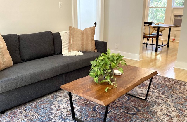 New Host Special! Condo near Pearl & Riverwalk