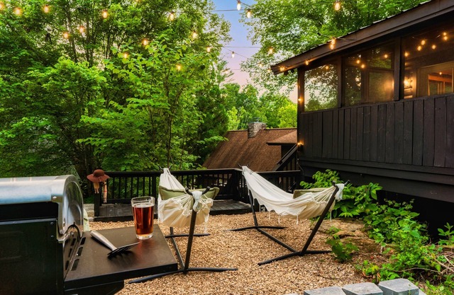 New Hot Tub, Hammocks, Pet Friendly, Romantic Honeymoon Mountain Getaway