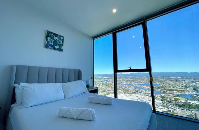 NEW impressive 180° river view 1 bed apt with pool 47F
